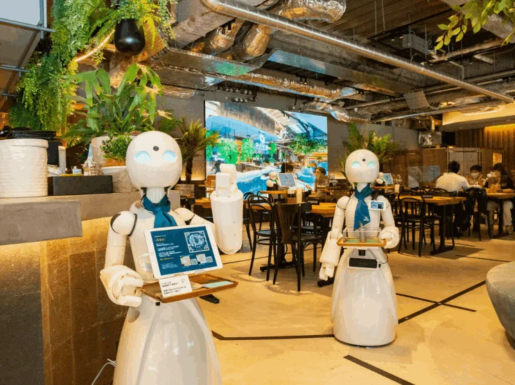 配膳ロボットが立つ広いフードホール