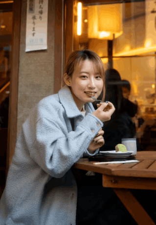 店の席で食事をする女性