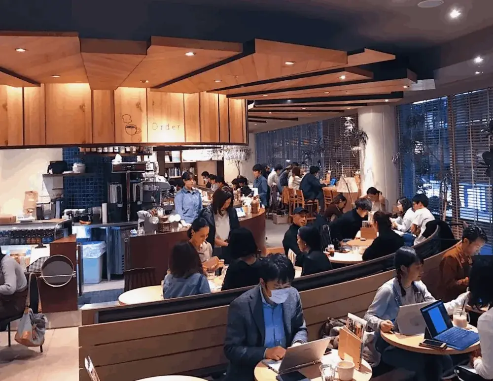 客で賑わう広いレストランの店内